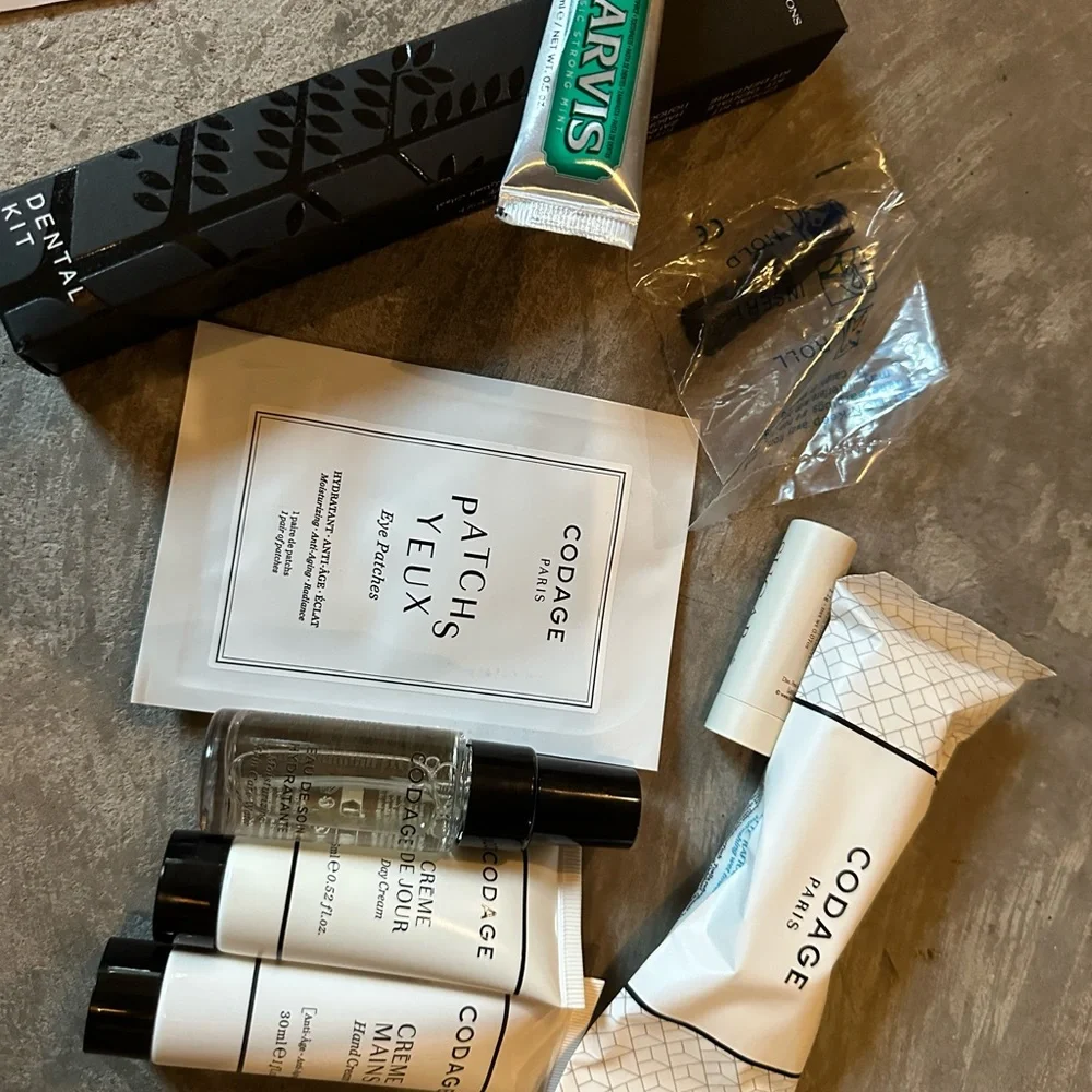 Exclusive Four seasons private jet experience duffel and toiletry kit.  BNWT